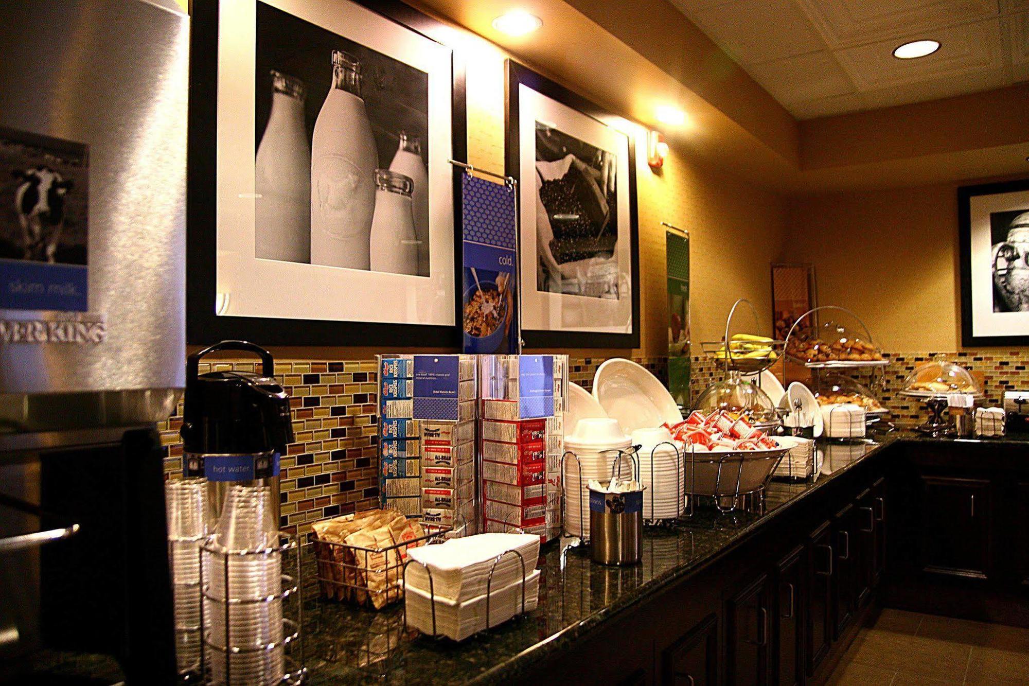 Hampton Inn & Suites Edmonton/West Restaurant foto